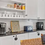 The Mr. Rogers Room - Private Room On Arch Street