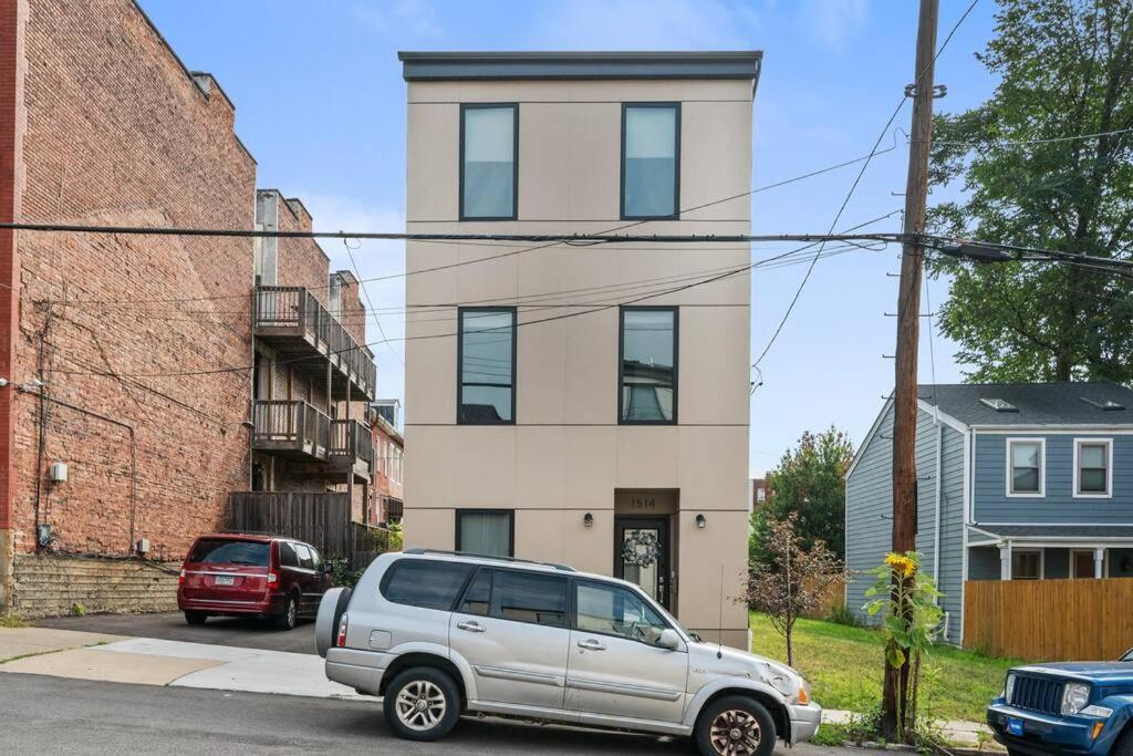 The Mr. Rogers - Private On Arch Street Apartment