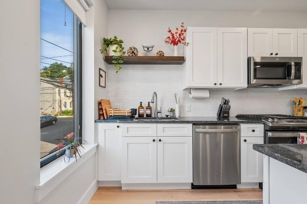 The Mr. Rogers - Private On Arch Street Apartment *