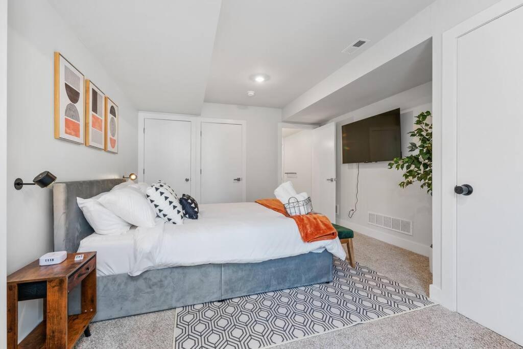 The Mr. Rogers - Private On Arch Street Apartment *