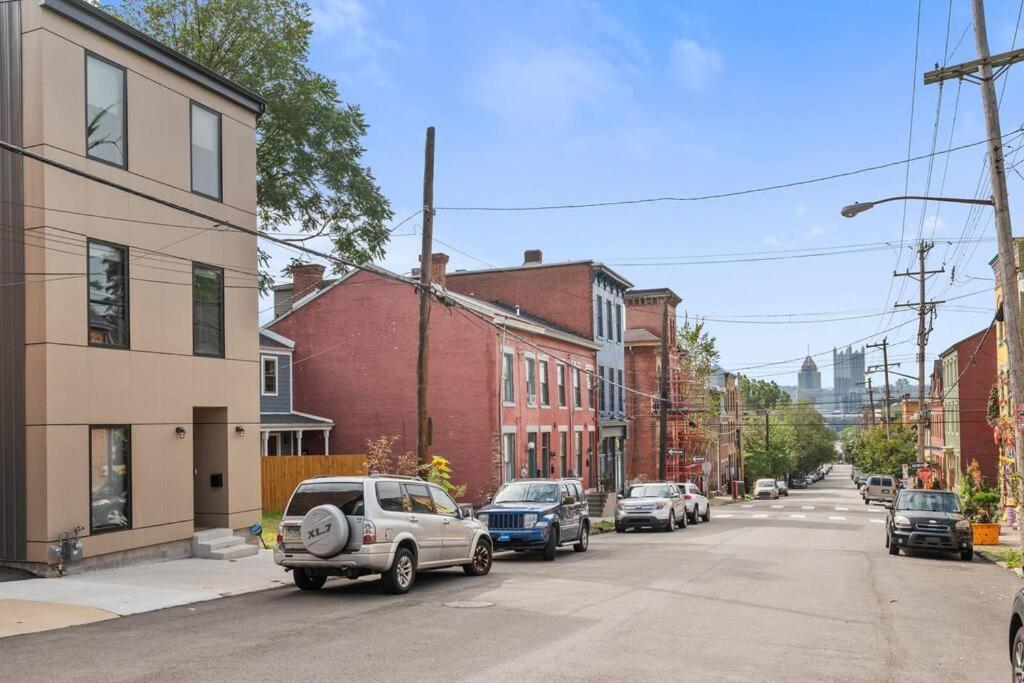 The Mr. Rogers - Private On Arch Street Apartment