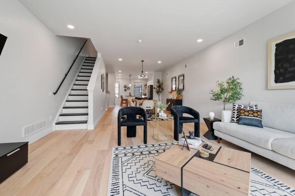 The Mr. Rogers - Private On Arch Street Apartment *